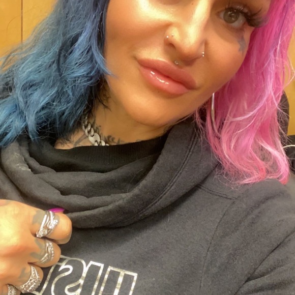 Meet your Posher, Nicole - Picture 2 of 2